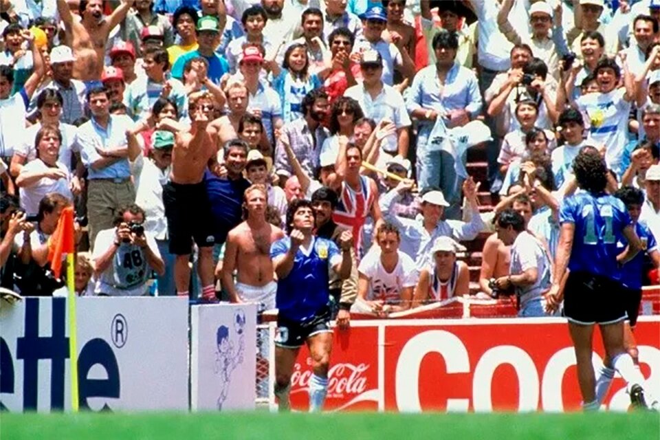 Maradona en pleno festejo, tras concretar el gol que todo futbolista alguna vez soñó.