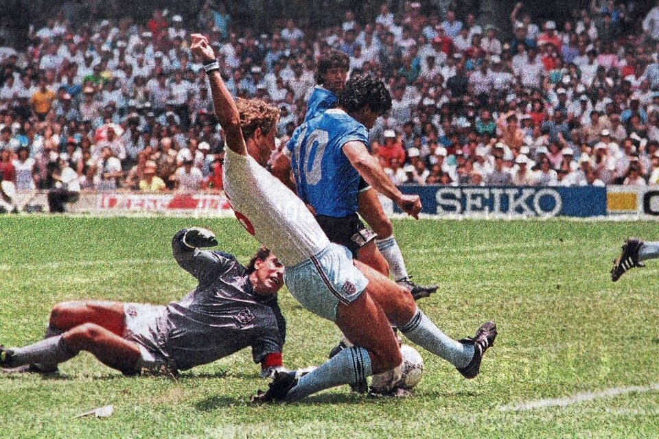 Butcher que no llega y Maradona que hace magia en el estadio Azteca