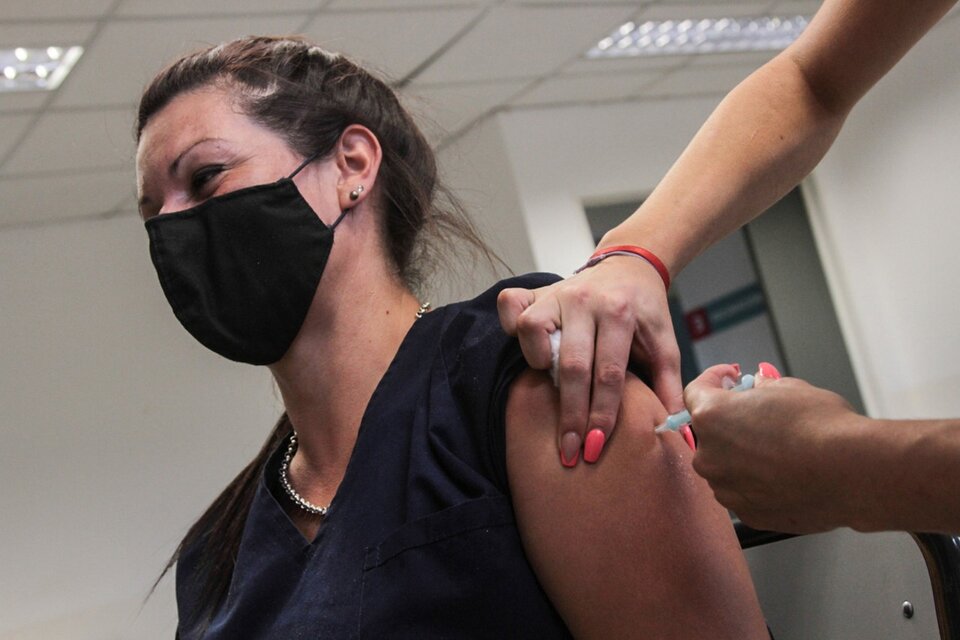 Ya hay regiones que convocan a recibir la vacuna a mayores de 18 años sin comorbilidades. (Fuente: Bernardino Avila)