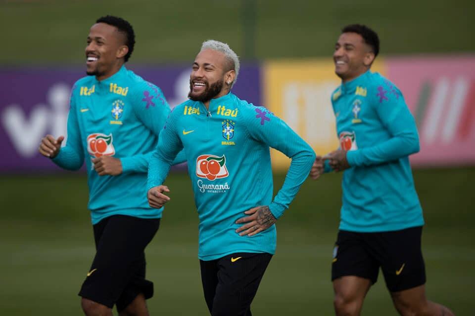 Neymar se ríe durante el entrenamiento (Fuente: Prensa CBF)