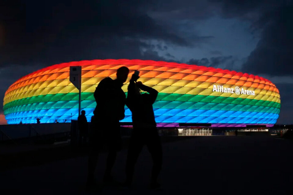 El ayuntamiento de Múnich había solicitado a la UEFA iluminar el estadio Allianz Arena con los colores del arcoíris, algo que fue rechazado.  (Fuente: AFP)