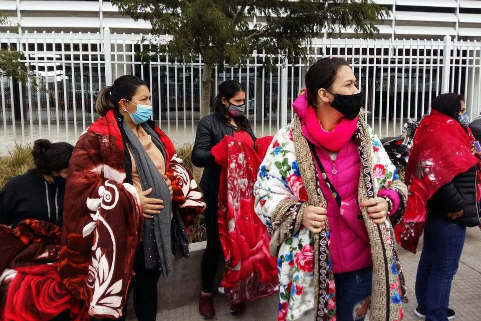 "Con frío no se puede estudiar", el frazadazo frente al ministerio de educación de CABA  (Fuente: Bernardino Avila)