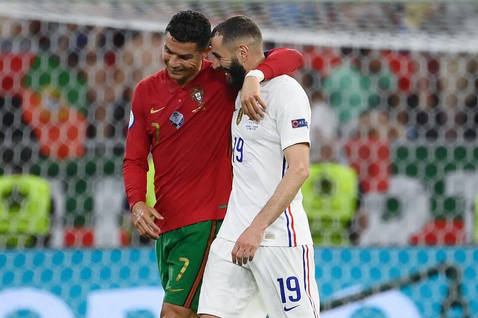 El abrazo de Cristiano y Benzema, signo de un empate que les vino bien a los dos (Fuente: AFP)