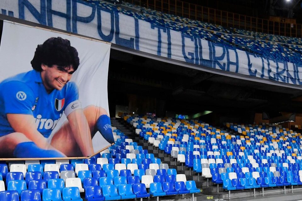 Diego y el estadio de Napoli, unidos por siempre (Fuente: Twitter Napoli)