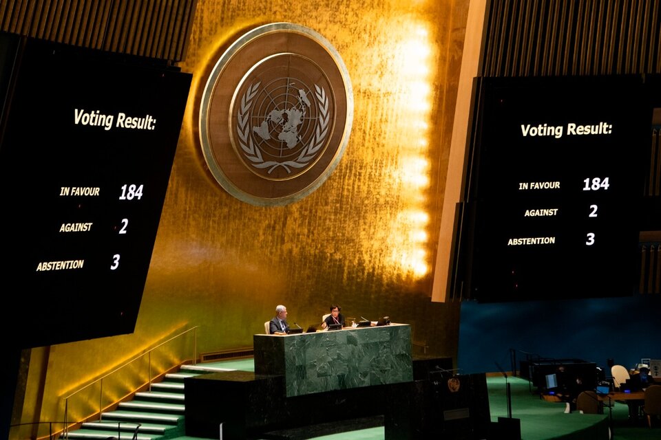 El panel de la asamblea de la ONU muestra el resultado de la votación sobre el fin del embargo a Cuba. (Fuente: EFE)