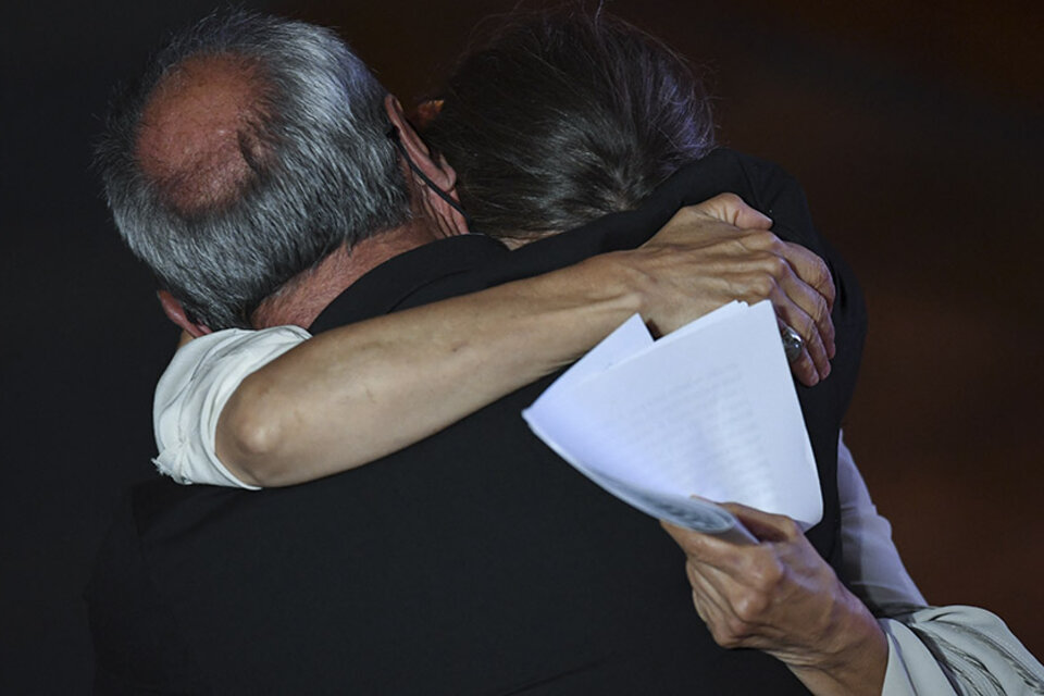 La excandidata presidencial se abraza con uno de sus compañeros de cautiverio, liberado durante la misma operación del ejército colombiano, el 2 de julio de 2008. (Fuente: AFP)