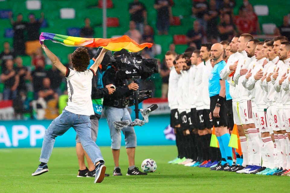 Eurocopa: un hincha invadió la cancha con la bandera del Orgullo en pleno himno húngaro  (Fuente: EFE)