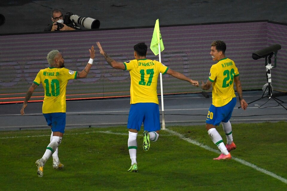 Neymar, Paquetá y Firmino festejan el primer gol (Fuente: AFP)