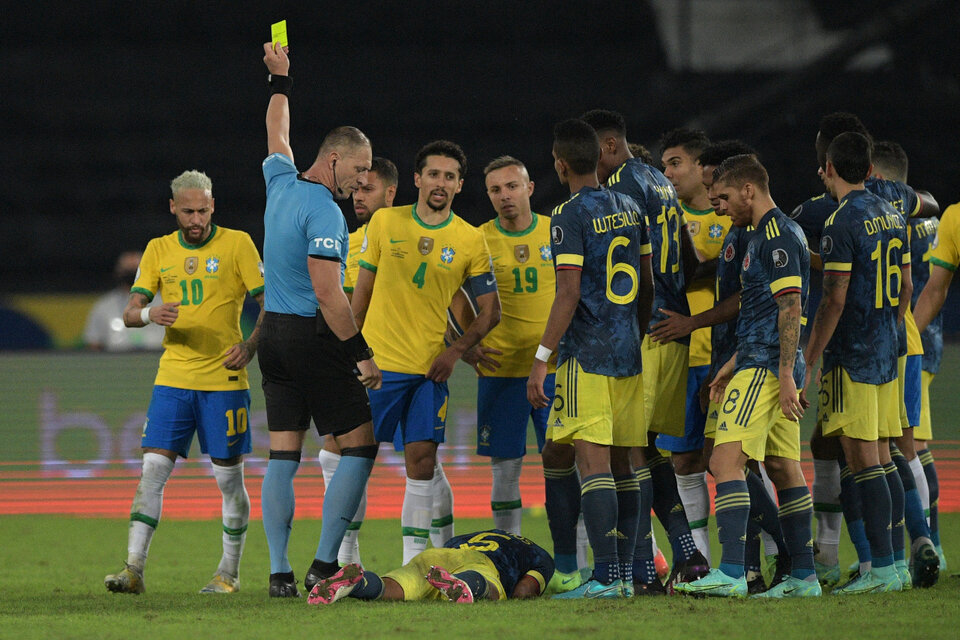 Pitana tuvo un partido muy complicado en el triunfo de Brasil sobre Colombia