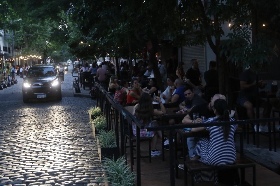 Los bares y restaurantes podrán atender dentro de los locales con un aforo máximo del 30 por ciento. (Fuente: Leandro Teysseire)