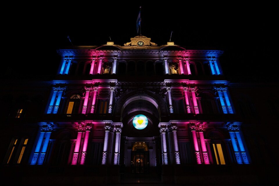 La Casa de Gobierno, iluminada en la noche de este jueves con la bandera trans.  (Fuente: Twitter Casa Rosada)
