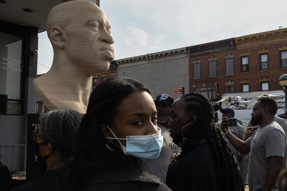 La estatua de George Floyd inaugurada el último sábado en Nueva York apareció pintada con el nombre de un grupo de extrema derecha. (Fuente: AFP)