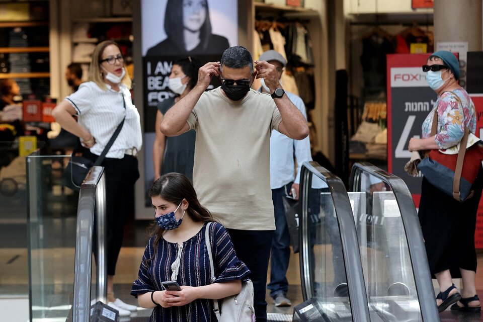 También se recomienda a los israelíes el uso de mascarilla en grandes concentraciones al aire libre. (Fuente: AFP)
