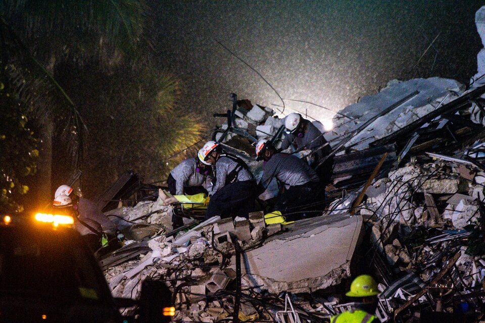 Derrumbe en Miami: identificaron a uno de los primeros rescatados entre los escombros (Fuente: AFP)