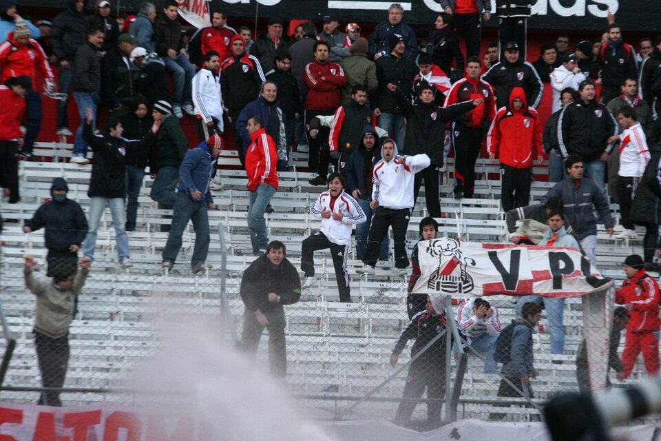 Los hinchas provocaron incidentes serios en el estadio (Fuente: Alejandro Leiva)