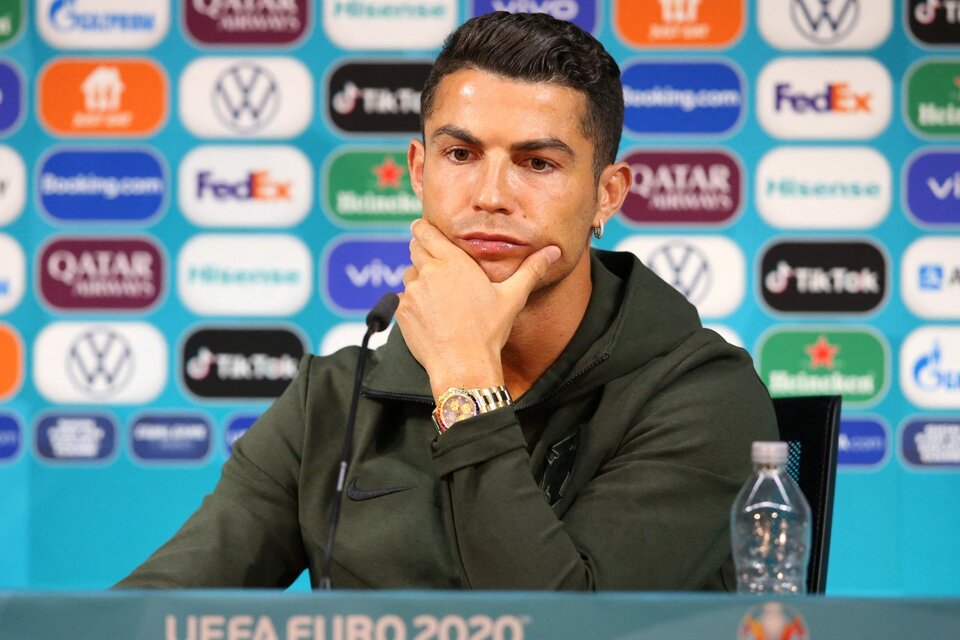 Cristiano Ronaldo y su botellita de agua, estrellas de la Eurocopa (Fuente: AFP)