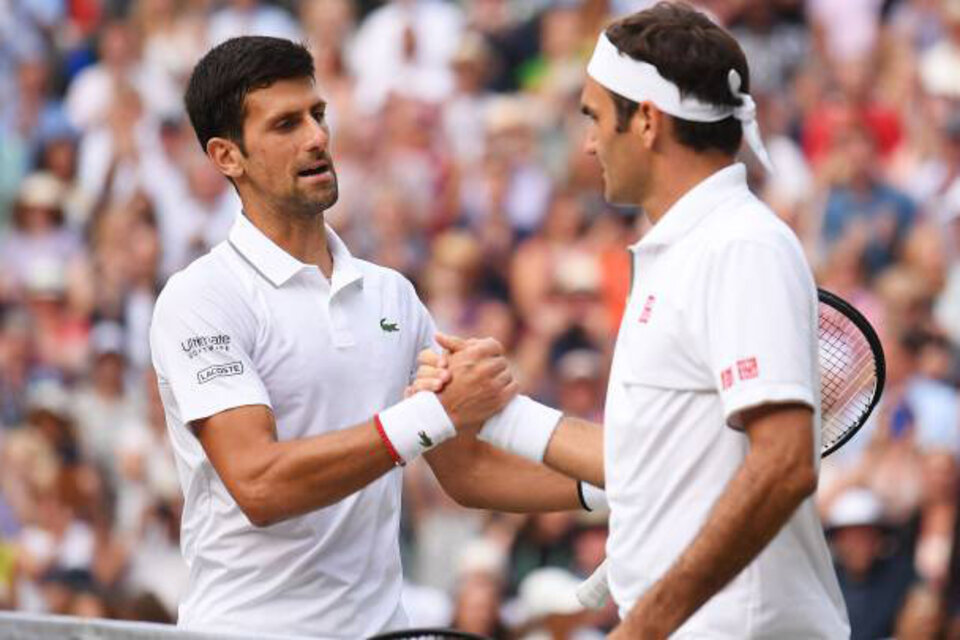 Djokovic y Federer, tras la final que el serbio ganó en 2019. (Fuente: AFP)