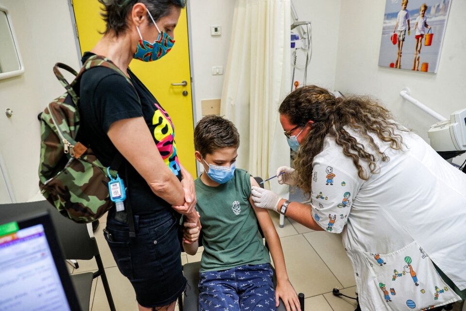 Israel continúa con la vacunación contra el coronavirus en menores de edad. (Fuente: AFP)