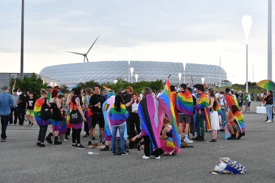 Los fanáticos de Alemania están envueltos en banderas del arco iris  (Fuente: AFP)