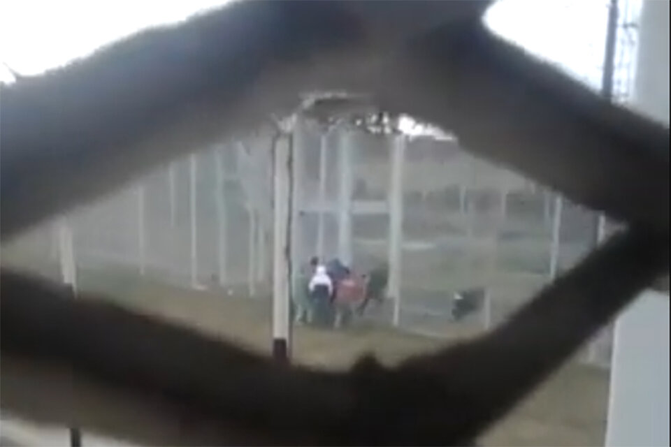 Imagen del momento en que los presos atraviesan el cerco perimetral abierto. (Fuente: Imagen de video)