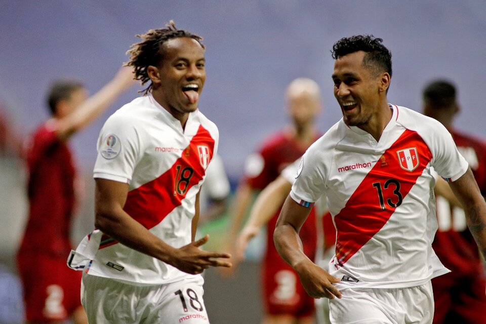 Carrillo festeja su gol, el único en el partido ante Venezuela (Fuente: AFP)