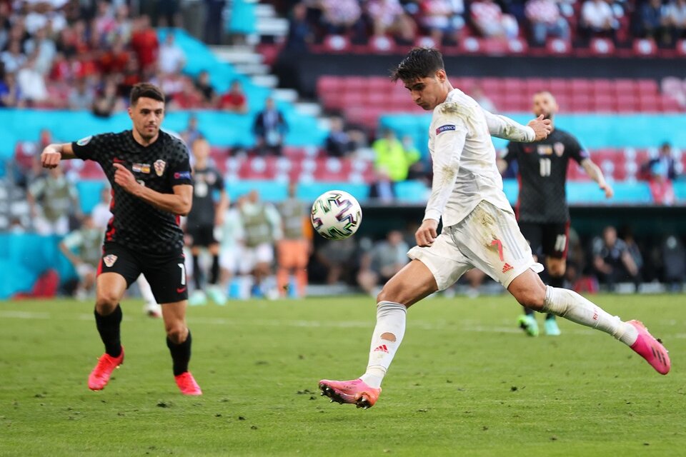 Morata sacó el zurdazo para convertir el cuarto gol, clave en la definición del duelo (Fuente: Prensa UEFA)