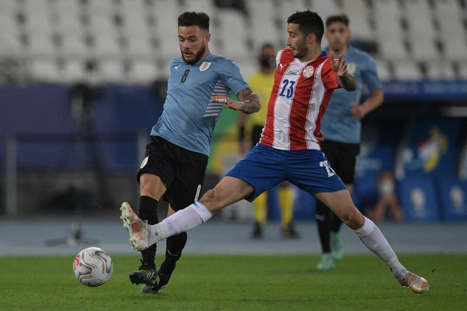 Villasanti cruza a Nández. Ganó Uruguay. (Fuente: AFP)