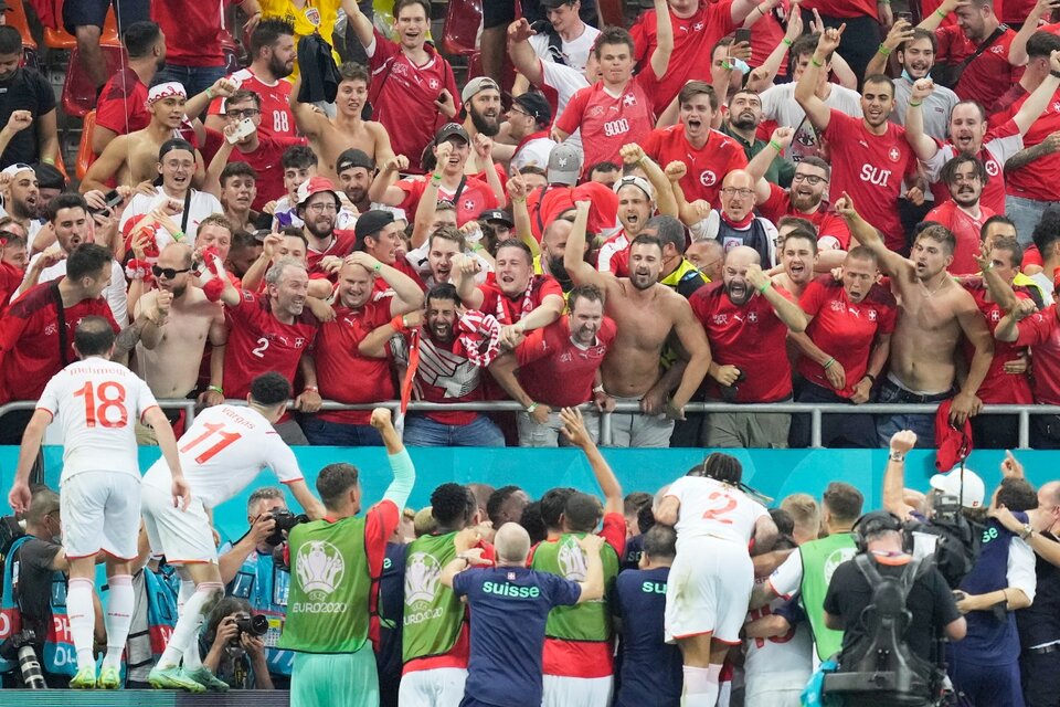 En Bucarest, los jugadores de Suiza celebran con sus hinchas en una tribuna sin distancia social ni barbijos. (Fuente: EFE)