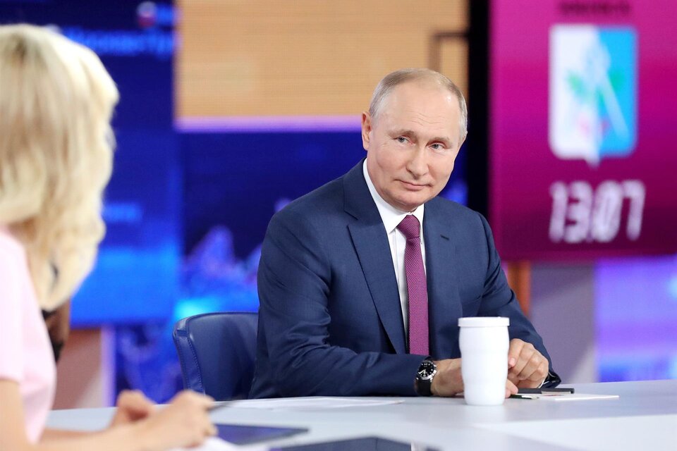 "Los efectivos de las Fuerzas Armadas se vacunan con Sputnik y yo soy el comandante en jefe al fin y al cabo", explicó Putin. (Fuente: EFE)