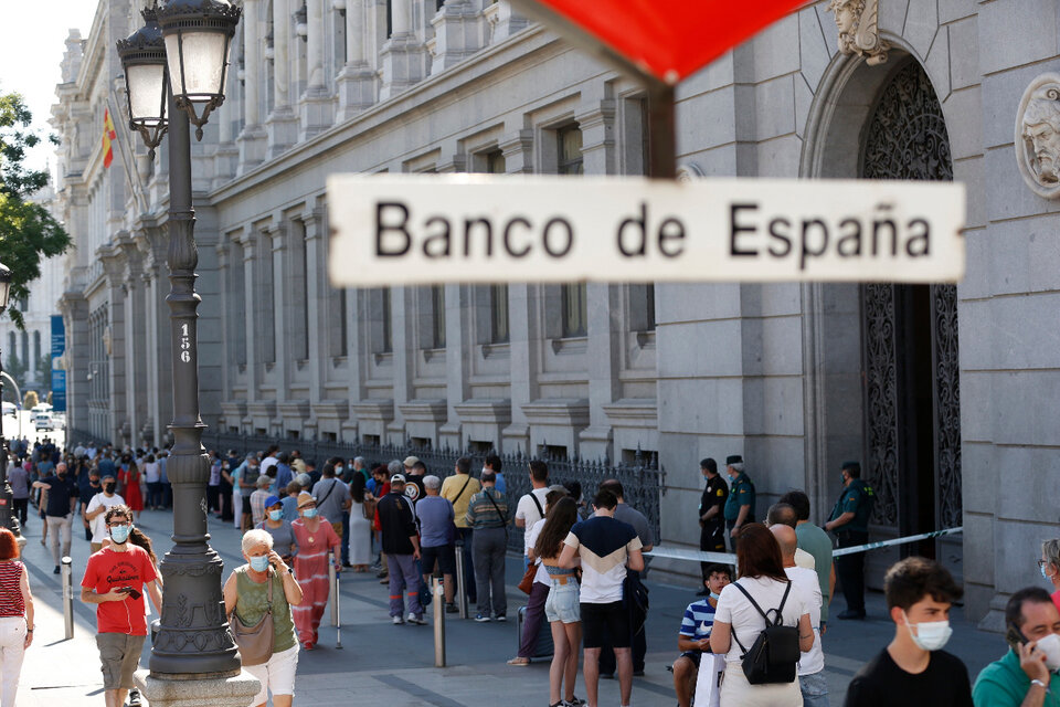 El Banco de España fijó este miércoles es miércoles como último día para cambiar pesetas por euros y miles de personas fueron hicieron cola para deshacerse de la vieja moneda. (Fuente: EFE)