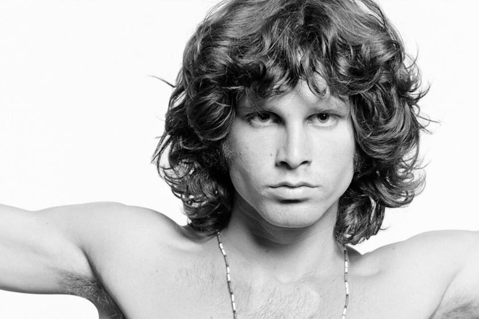 En 1971 muere Jim Morrison en París a los 27 años. La ausencia de autopsia impide verificar si el cantante de The Doors falleció por sobredosis de heroína.