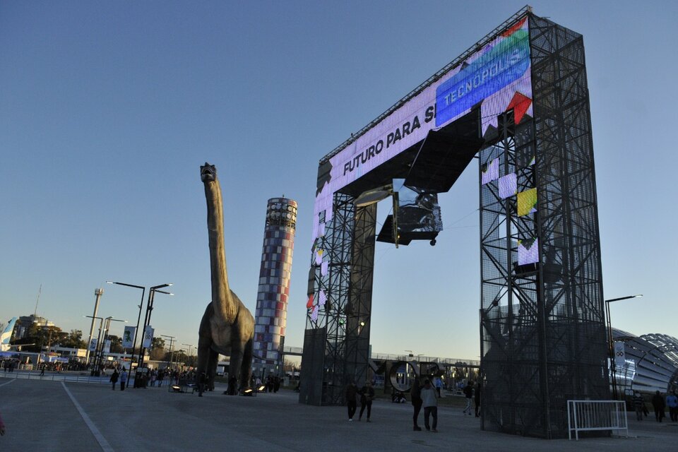 En 2011 abre sus puertas Tecnópolis. La presidenta Cristina Fernández de Kirchner inaugura la megamuestra de arte, ciencia, tecnología e industria. 