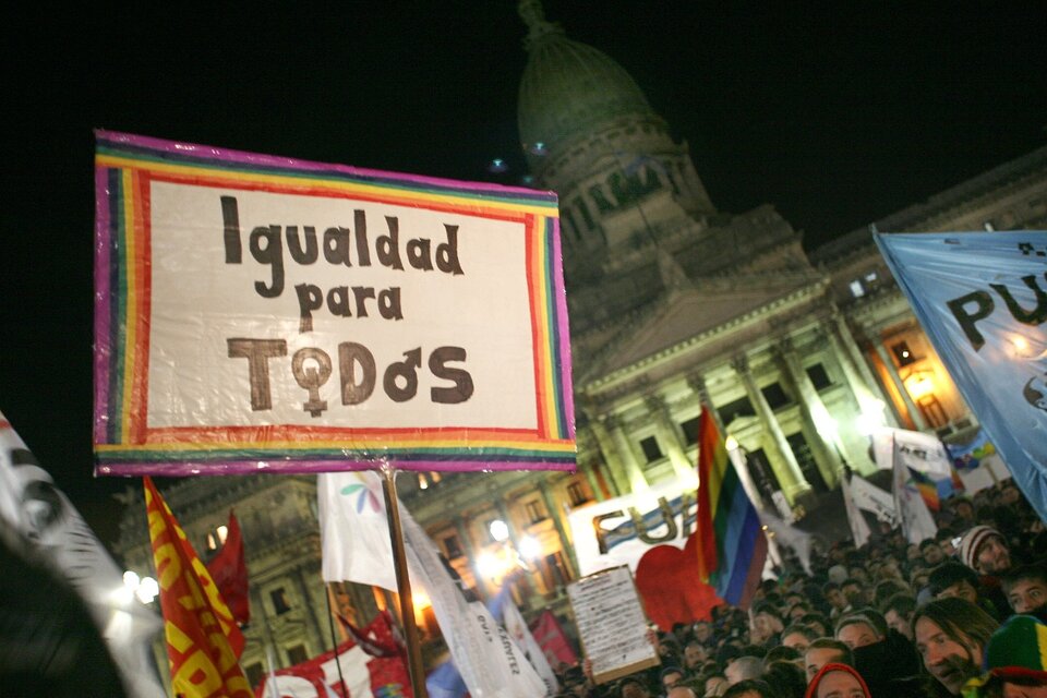 En 2010 se aprueba la ley de matrimonio igualitario en Argentina. Es el primer país de América Latina en reconocer este derecho.