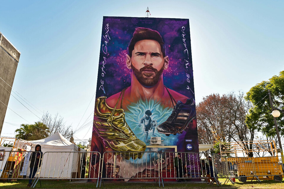 El nuevo mural de Messi, frente a su antigua escuela en el barrio La Bajada (Fuente: Télam)