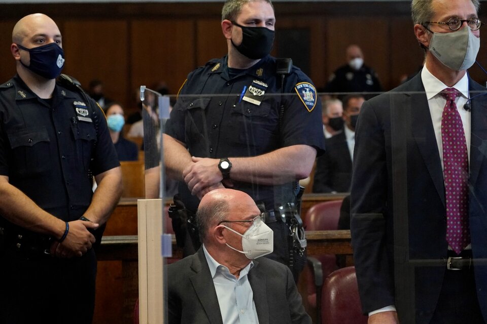Weisselberg comparece en un juzgado de Nueva York después de haberse entregado. (Fuente: AFP)
