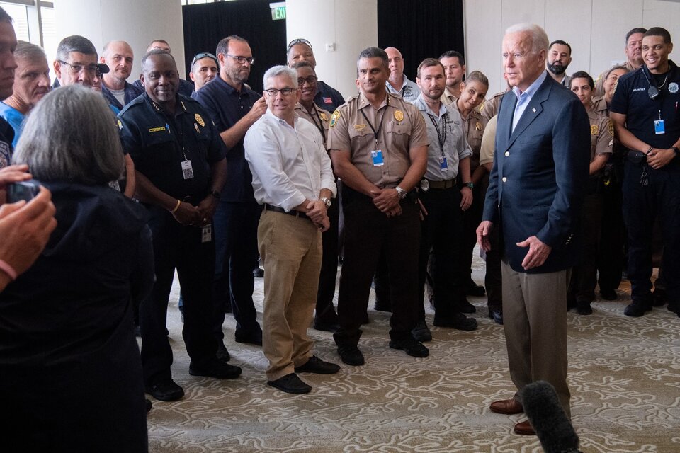 Biden se reunió con rescatistas durante su visita a Miami. (Fuente: AFP)