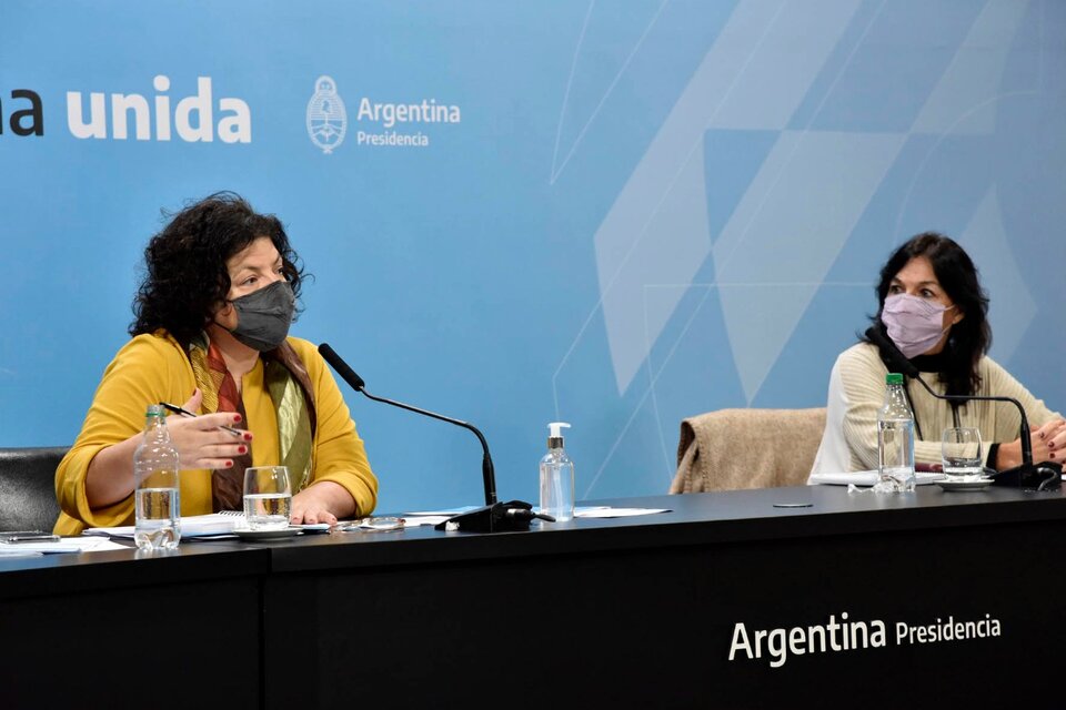 Carla Vizzotti, ministra de Salud de la Nación junto a la secretaria Legal y Técnica, Vilma Ibarra.