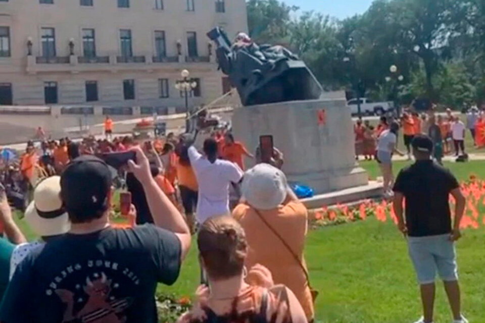 Momento del derribo de la estatua de Victoria.  (Fuente: Captura de pantalla)