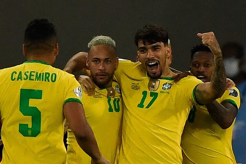 Lucas Paquetá festeja con Neymar y se suma Casemiro. Brasil batió a Chile.  (Fuente: AFP)