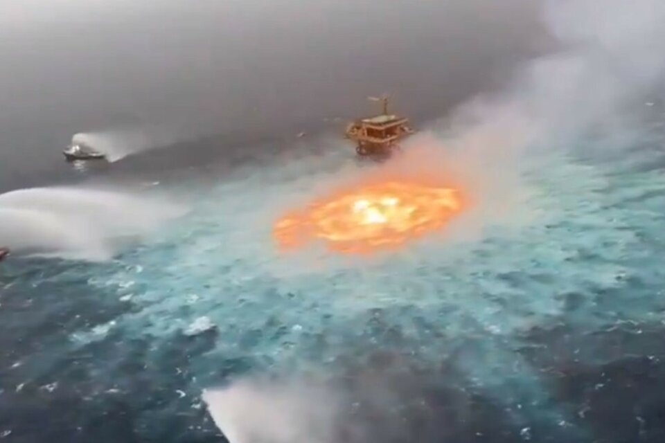 Una panorámica del fuego en el mar.  (Fuente: Captura de pantalla)