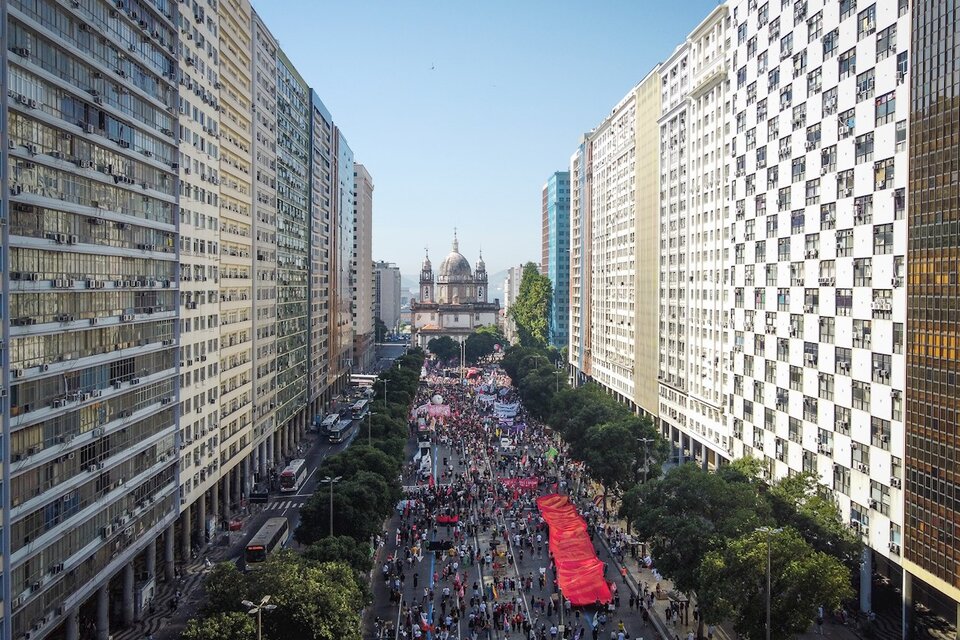 Manfestantes opositores al presidente de extrema derecha marchan en Río de Janeiro.  (Fuente: EFE)