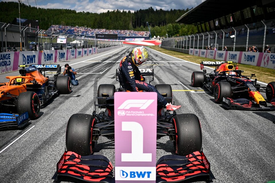 Verstappen, su Red Bull y el 1, una imagen repetida en la Fórmula 1 de esta temporada (Fuente: EFE)