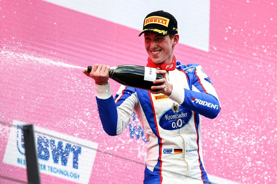David Schumacher celebra su triunfo en el podio (Fuente: Fórmula 3)