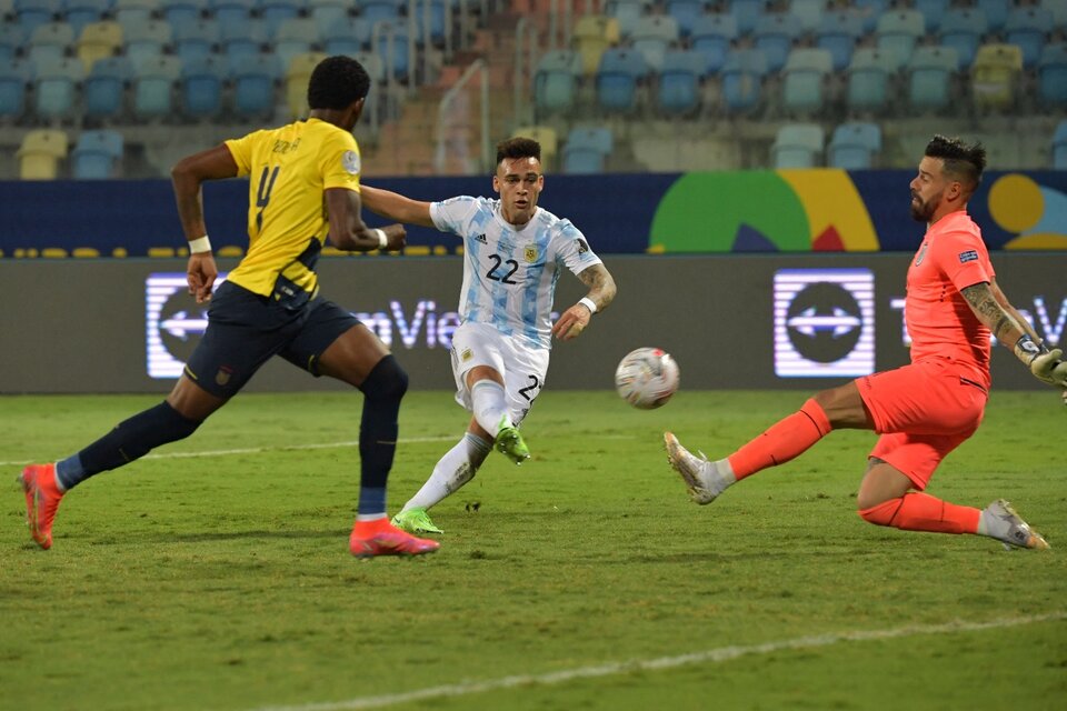 Lautaro ya sacó el derechazo para anotar su gol, luego de dos oportunidades perdidas (Fuente: AFP)