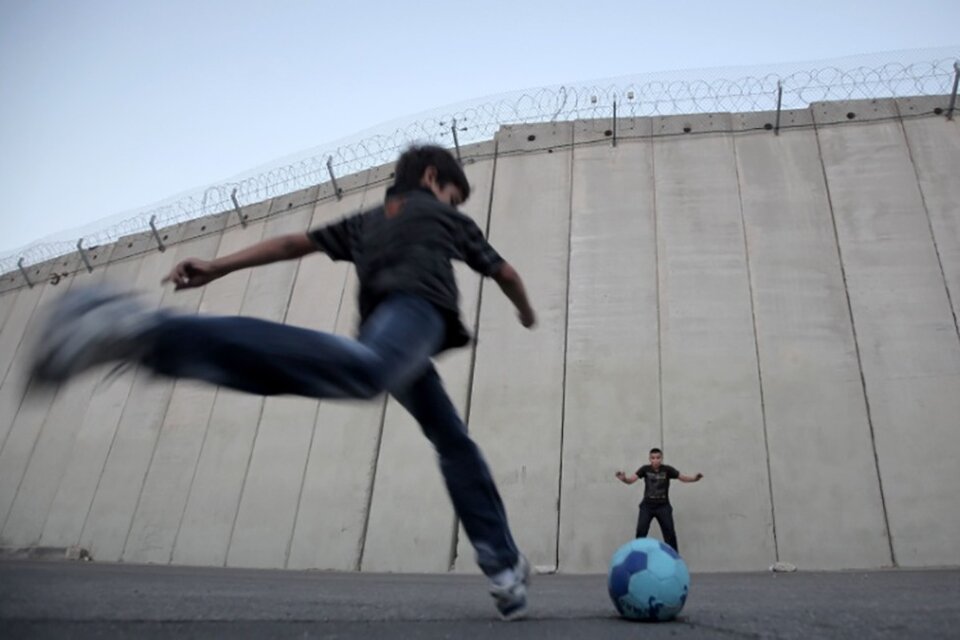Los chicos juegan con un pelota en Cisjordania (Fuente: AFP)