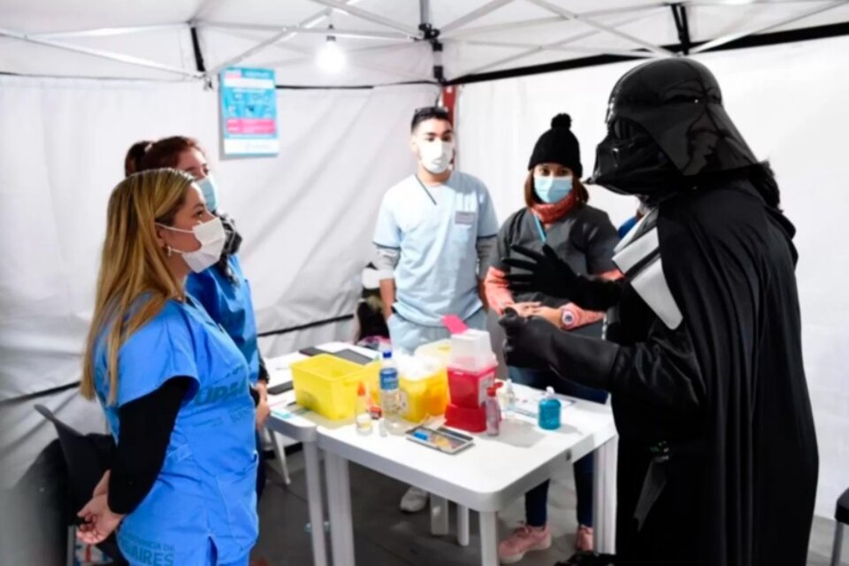 La Plata: un hombre se fue a vacunar disfrazado de Darth Vader (Fuente: Twitter)