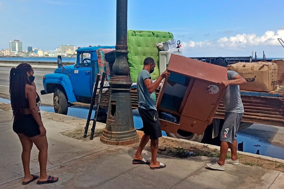Cubanos evacuan ante la llegada de la Tormenta tropical Elsa (Fuente: EFE)
