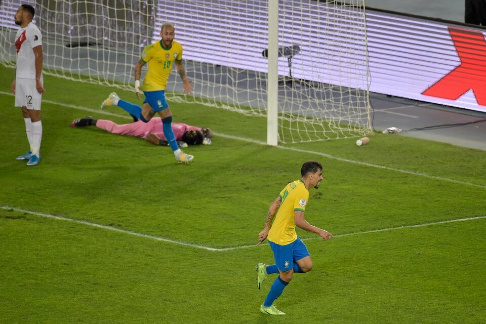 Con Gallese caído, Lucas Paquetá celebra el gol de Brasil (Fuente: AFP)