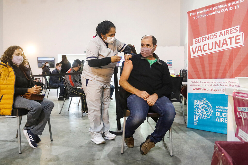 Vacuna libre en provincia de Buenos Aires: Axel Kicillof la anunció para mayores de 45 años y de 18 en 31 municipios. (Fuente: Leandro Teysseire)