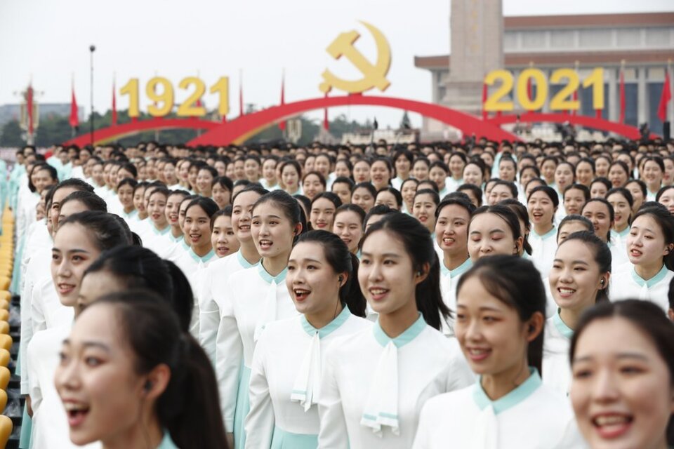 El presidente Xi Jinping convocó a "la construcción integral de un poderoso país socialista moderno" al festejar los 100 años del PCCH. (Fuente: Xinhua)